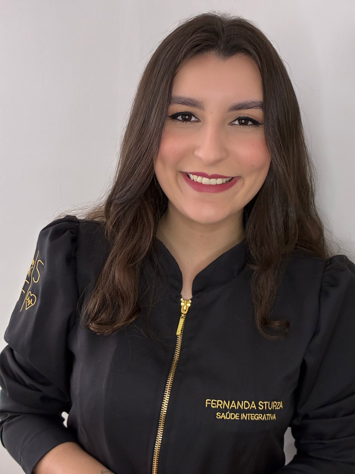 Fernanda Sturza, Técnica de Enfermagem, sorrindo, vestindo o uniforme Fernanda Sturza Saúde Integrativa.